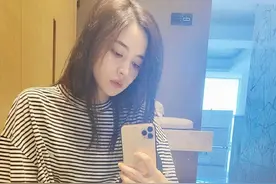 娜扎今日INS私服，美女的对镜拍图片
