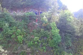 贵州一男子骑摩托车翻下山崖 失联十多小时后被消防员找到图片