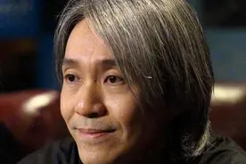 周星驰被传与17岁嫩模恋爱，助理辟谣，那个女孩炒作，两人不熟图片