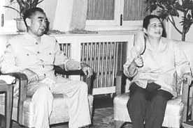 76年周恩来病逝后，宋庆龄独自一人坐着流泪：国家少了一个好帮手图片
