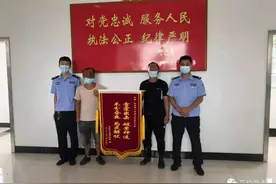 花垣警方6小时找回四名离家出走少女，家长感谢送来锦旗图片