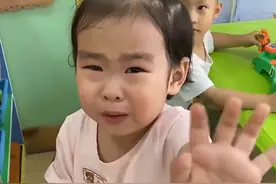 山东一女孩想妈妈却懂事说不要打电话，一句“站着就行”让人笑哭图片