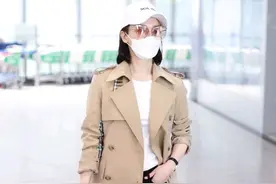 陈数的机场look，身穿卡其色风衣搭配黑色修身裤，简约又不失气场图片