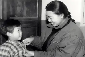 1949年，重庆水果商收留了一个小孩，看报纸才知道是渣滓洞幸存者图片