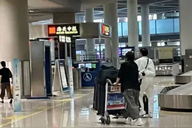 ​向太夫妇被偶遇，向华强一身名牌超时尚，坐头等舱飞北京看孙女图片