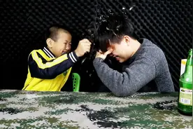 拆箱试玩电影仿真道具酒瓶，表弟下手毫不留情啊视频封面