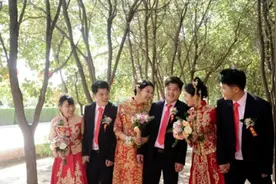 山东3胞胎兄弟同1天结婚，3个伴娘看花眼，场面闹笑话，看啥情况图片