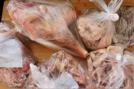 冰箱里的肉，建议不要放太久！超过这个期限，还是扔了吧图片