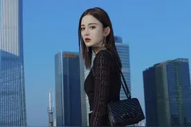 别再背双肩包了，太土！今年流行的是“链条包”，时髦百搭又高级图片