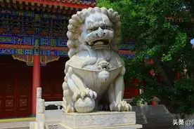 大门前伫立的石狮子，有什么讲究？石球，怎么放进石狮子嘴里的？图片