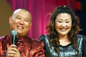 与最穷郭德纲离婚，丢弃郭麒麟远走日本，无情的胡中惠如今怎样了图片