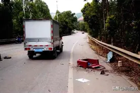 血的教训！广西融安一八旬老人违法驾驶三轮车上路被货车撞翻身亡图片