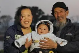 28岁姑娘嫁给73岁大爷后，不顾家人反对生儿子，她现状如何？图片