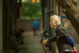 市井故事《当你老了》广州老城荔湾区的老人，翡翠玉石行业的长者图片