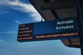 加拿大下周起开放国际旅客入境，因“疫苗护照”引发游行图片