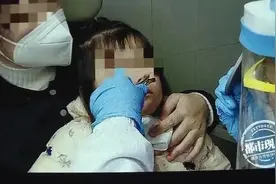 3岁女童模仿“豌豆射手”，妈妈从她嘴里掏出了几粒塑料珠图片