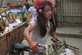 66岁拾荒老人男扮女装16年，终日化妆扎辫子，他这么做到底是为啥图片