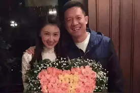 被执行总金额13亿，甘薇挎奢侈品包逛街购物，与闺蜜聚会心情好图片