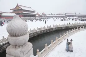 你们在看故宫的初雪美景，我在带孩子看故宫的“灵魂”图片