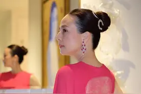 泰54岁华裔富婆赴明星婚礼，秀美背抢镜，比35岁贵妃更能放飞图片