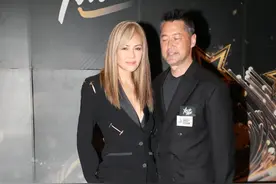 王敏德长女明年9月大婚，正与未婚妻考察场地，母亲马诗慧帮参谋图片