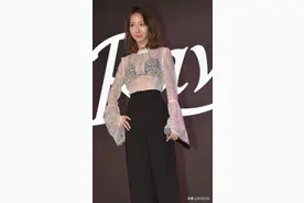 柏木由纪挑战性感轻熟风，蕾丝“透视衫”配长裤，性感中略带甜美图片