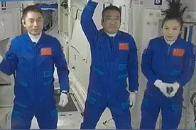 王亚平进入空间站长发开屏吸睛！男航天员出长差，太空怎么理发？图片