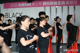 50岁的阿姨上青少年模特培训班图片