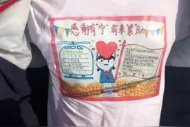 她是援鄂护士，却一个人在雨中流泪图片