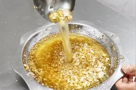 厨师长教“自制蒜蓉酱”万能做法，蒜香浓郁，满屋飘香，可蒸炒拌视频封面
