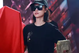 倪妮现身新剧发布会！黑衣黑裤形象大变样，外八站姿站C位太霸气图片