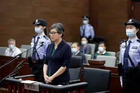 新疆“女老虎”任华落马后首次出镜，敛财数额超过了老上级图片