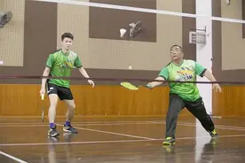 李梓嘉回老家休年假 与当地领导一起打羽毛球图片