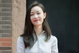 倪妮出席建党片造型，身穿浅蓝色条纹衬衫搭配半身裙，赏心悦目图片