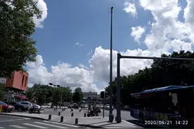 烈日下的龙华汽车站，街上行人很少图片