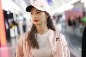 炎炎夏日，一条超短裤必不可少，快来和吴宣仪学习超短裤穿搭方法图片