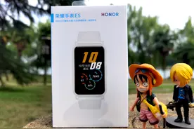 这款白色手表真是百搭利器，男生女生都能轻松驾驭图片