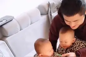 爸爸在家里逗三胞胎，拿出芥末让可爱的宝宝闻，宝宝们的反应亮了图片