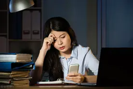 眼部保养重在“润”，用它一喷好舒服！细纹都慢慢膨了起来图片