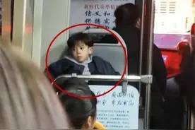 5岁男孩坐公车走红，颜值太高引乘客围观，网友：我愿等他长大图片