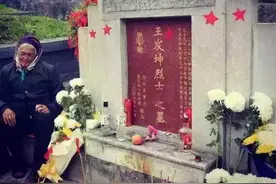 泪目！丈夫牺牲28年后，她带着儿子去看望牺牲的丈夫图片