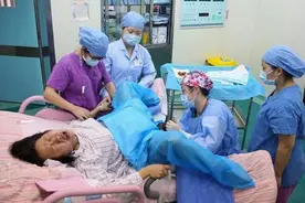 “开十指”的宫口会被撑多大？看完2张图你就明白了，女人真不易图片