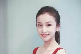 姜梓新长相甜美温柔，拼色连衣清新脱俗，配银色高跟鞋化身小公主图片