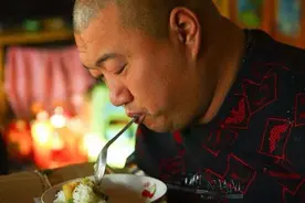 他出生就像大肉球，没四肢，靠直播年入百万，比普通人活得还精彩图片
