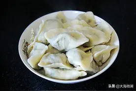 秋天的胡萝卜缨是个宝，丢掉太可惜，包饺子最香，比韭菜馅都鲜亮图片