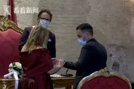疫情中的爱情！意大利夫妻举办婚礼：嘉宾仅2人图片