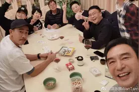 钟镇涛上海豪宅设宴，谭校长、阿佘、应采儿夫妇赴约，开心打纸牌图片