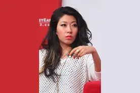 38岁哈尔滨女歌手，进外国上流圈子，母亲涉贪3.5亿抹黑星途图片