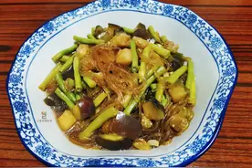 秋天，这两样蔬菜正便宜抓紧吃，加把粉条一起炖，喷香下饭又营养图片