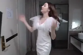 迪丽热巴在镜头前跳舞，当突然没了美颜后，这“腰”是认真的？图片